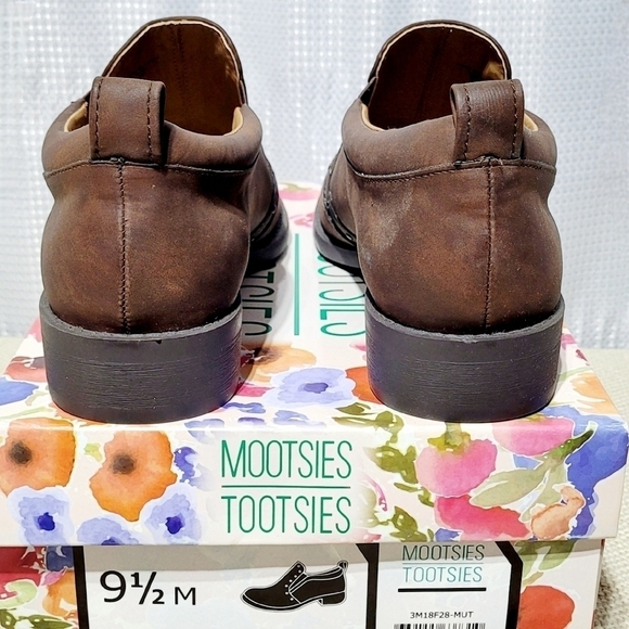 NWT Mootsie Tootsie Kira Distressed Chocolate Slip-on (9.5M) - Picture 5 of 12